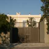 Foto 10. Superato un distributore di benzina, troviamo sulla sinistra una tenuta d�epoca celata quasi del tutto da un moderno cancello marrone che ne smorza il tono �antico� e da cui fa capolino una parte di edificio semplice ma elegante. E� di color crema e percorso da tre ampie finestre bianche 